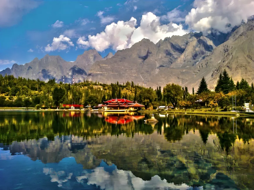 travel guide to Pakistan (shangrilla lake skardu)
