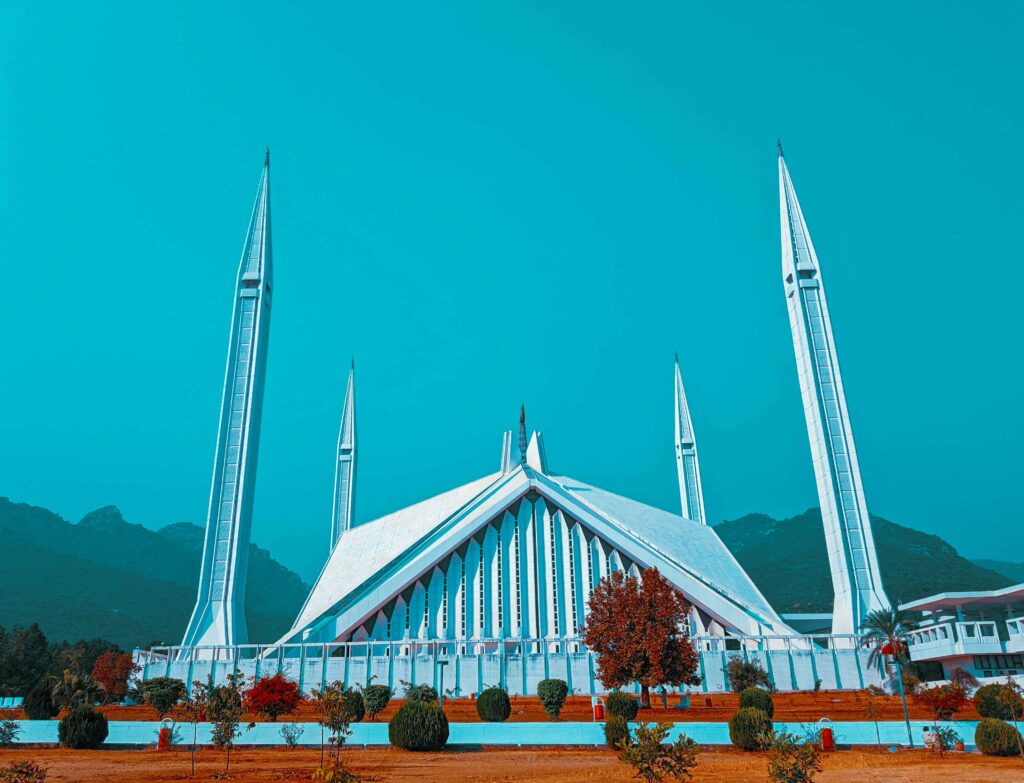 Travel Guide to Pakistan 2025: Culture, Nature & Real Adventure Tips 5 travel guide to Pakistan (Faisal mosque islamabad)