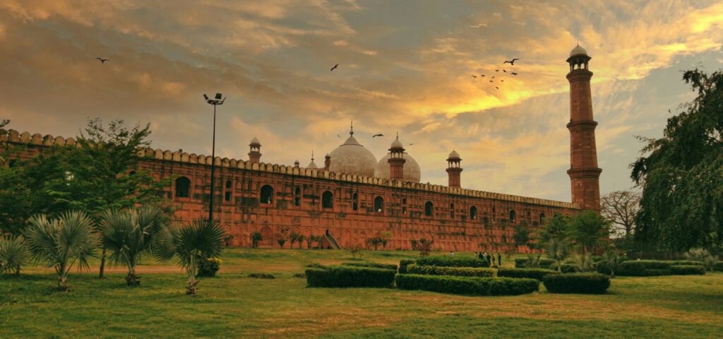 Travel Guide to Pakistan 2025: Culture, Nature & Real Adventure Tips 4 travel guide to Pakistan (badshahi mosque lahore)