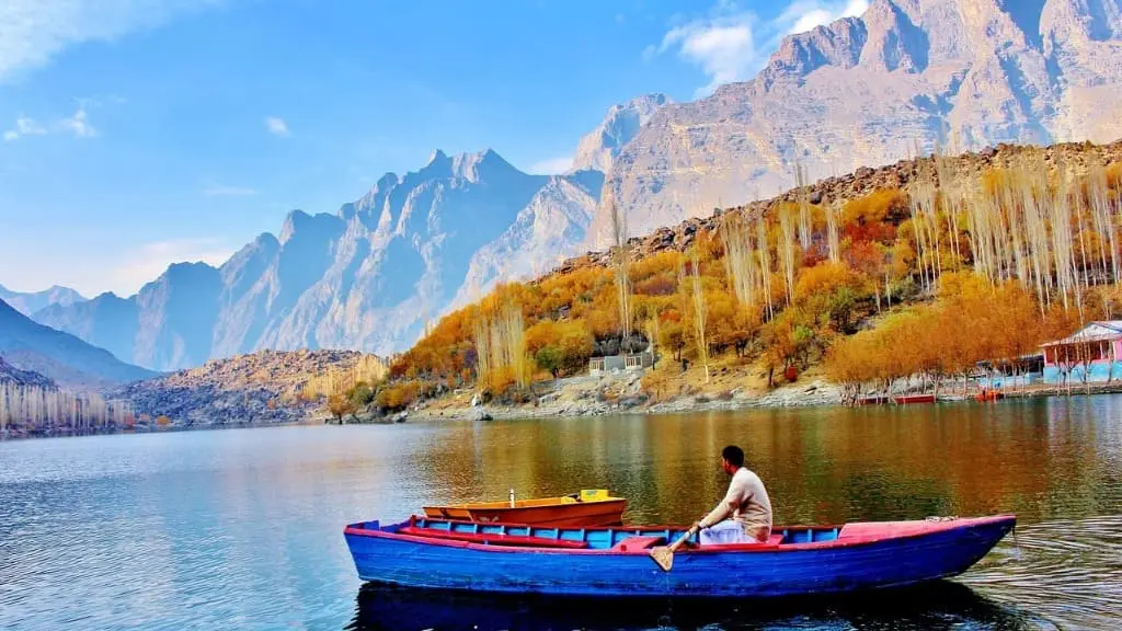 Most Vibrant Landscape Colors in Gilgit-Baltistan: When & Where 2 Kachura Upper Lake in Autumn Most Vibrant Landscape Colors in Gilgit-Baltistan