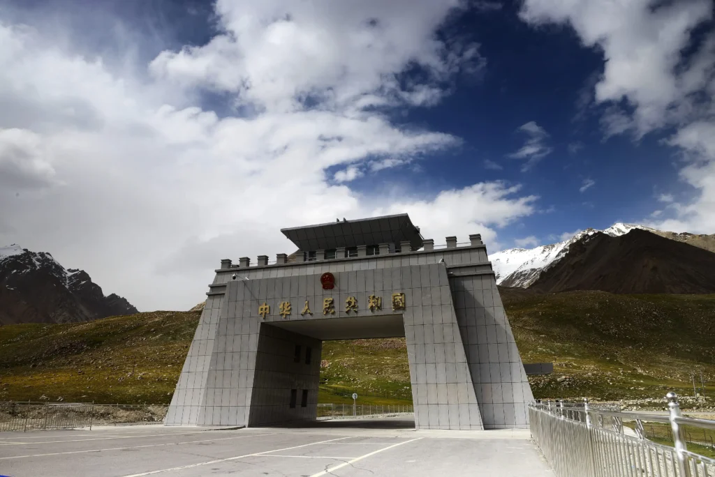Monument_of_Khunjerab_Pass_at_Pak-China_border_on_Karakoram_Highway- one of the top ten beaytiful places of gilgit baltistan